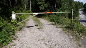 Puomi hiekkatiellä.